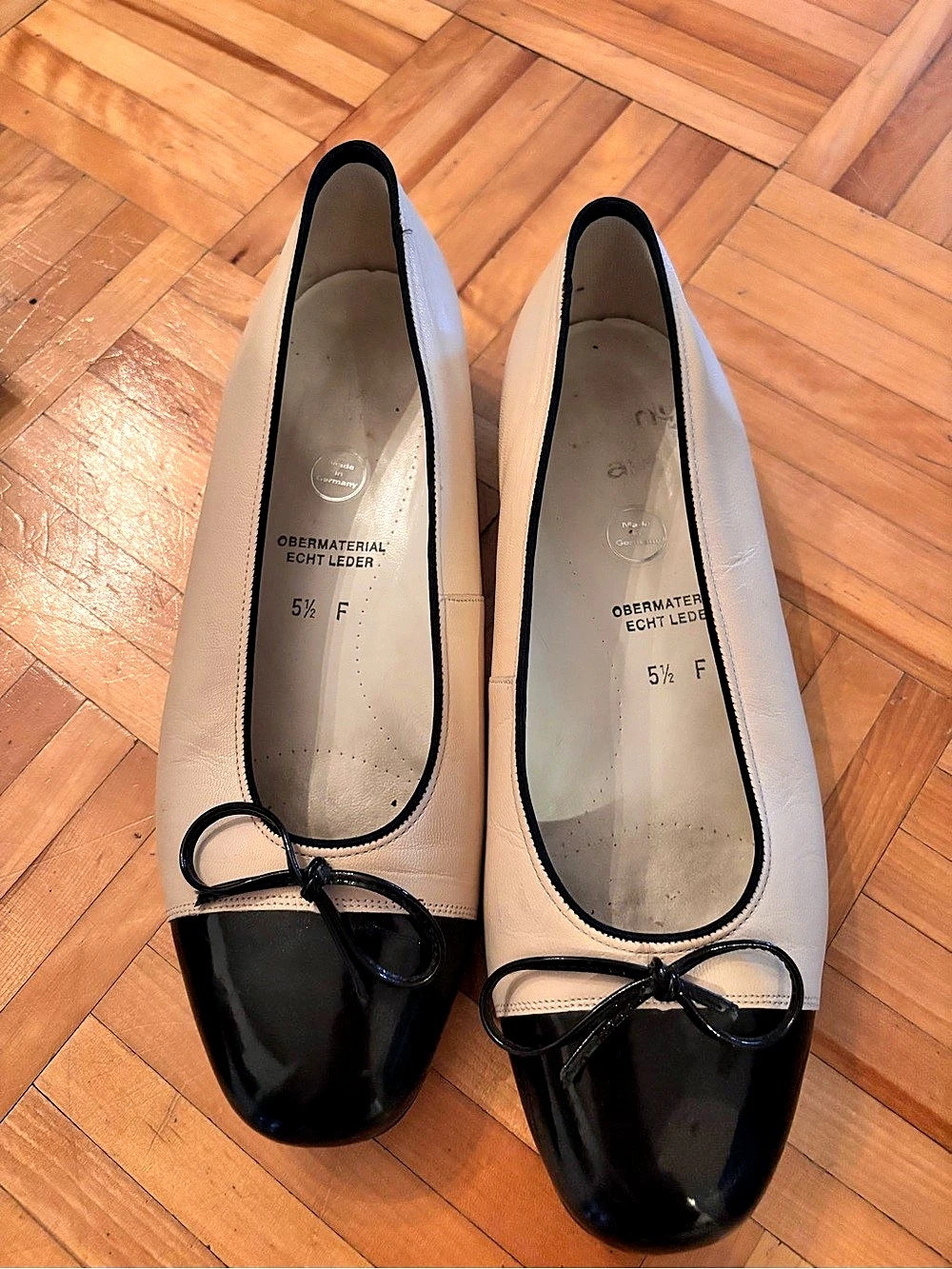 Vintage Leather Two-Tone Bow Flats EU 38